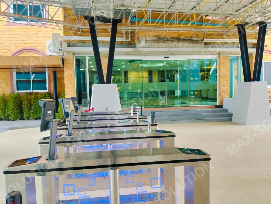 ผลงานติดตั้ง ประตูกั้นทางเดิน MAX-SOLUTION รร.นานาชาติบริติซโคลัมเบีย กรุงเทพฯ | MAX-SOLUTION (รูปที่ 2)